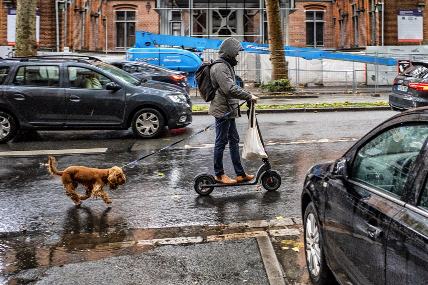 STRAATFOTOGRAFIE  De vrijheid van kijken, luisteren, voelen en slenteren.  Mijn plezier zit in het vastleggen van ‘gewone’ momenten met een verhalend karakter. Soms raadselachtig, grappig of ernstig. Het lijkt de waarheid maar is het niet. Het is de interpretatie van jou (en mij) van een moment van de werkelijkheid.